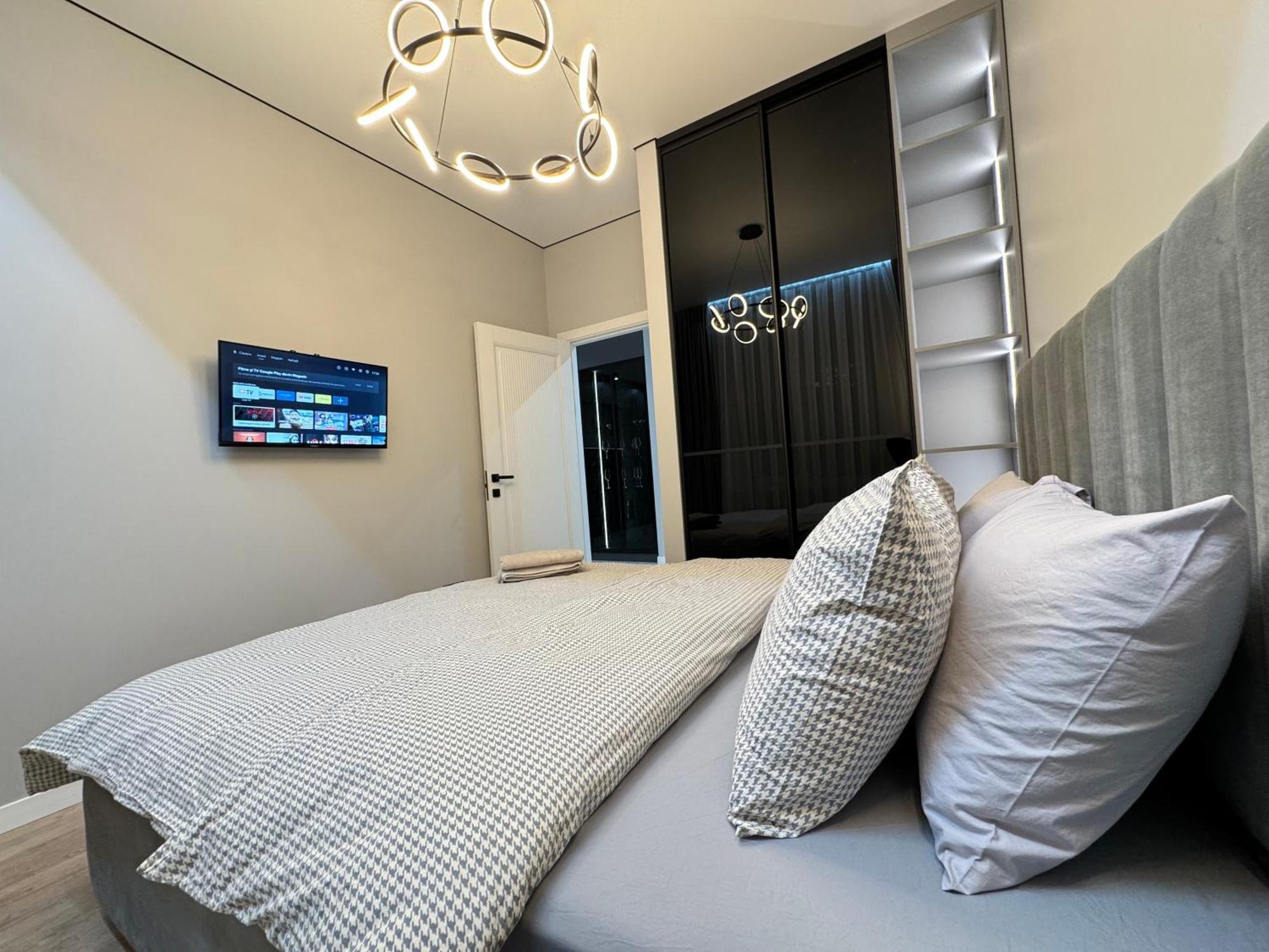 Two Bedroom Apartment In The Center, With Parking, Address Avram Iancu 32 キシナウ エクステリア 写真