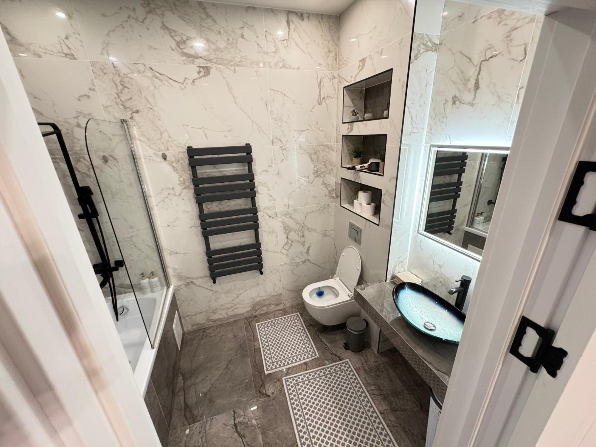 Two Bedroom Apartment In The Center, With Parking, Address Avram Iancu 32 キシナウ エクステリア 写真
