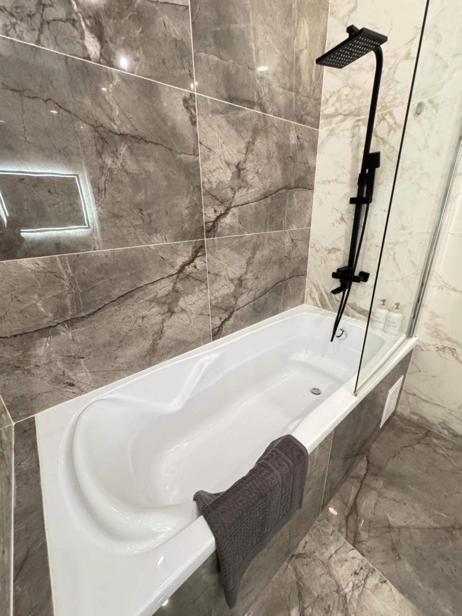 Two Bedroom Apartment In The Center, With Parking, Address Avram Iancu 32 キシナウ エクステリア 写真